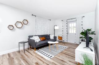 Modern Retreat - 8 Mins to Beach, Queen Bed, Free Parking - Largo - 4