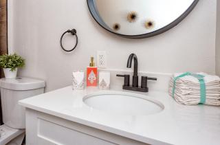 Modern Escape - 8 Mins to Beach, King Bed, Private Fenced Yard, Free Parking - Largo - 1