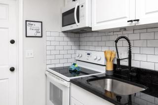 Cozy Home with Fenced Yard - Close to Downtown & Beaches - Largo - 3