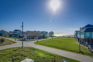 Crystal Beach House with Deck, Steps to the Water! - Crystal Beach - 8