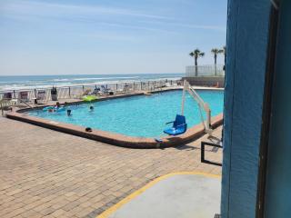 Beautiful Ocean view Condo with huge TV - Daytona Beach - 4