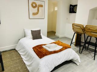 No 1 - Central Apartment - Gloucester - 1