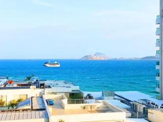 30 secs to the beach, 3 balconies, 2 bdrms ensuite - 1