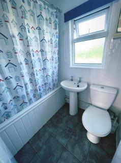 14, Sundowner Holiday Park, Hemsby - Two bed chalet, sleeps 6, bed linen and towels included - pet friendly - Hemsby - 3