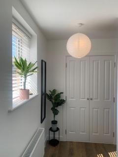 Central 2-Bed Flat: Ideal for Nurses, Contractors, Relocators - Free WiFi & Parking - 5