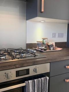 Central 2-Bed Flat - Perfect for Nurses, Contractors, & Relocators - Free Wi-Fi & Parking - 1