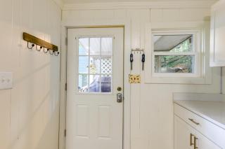 Horseshoe Lake Vacation Rental with Deck and Kayaks! - Batavia - 7