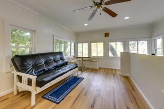 Horseshoe Lake Vacation Rental with Deck and Kayaks! - Batavia - 3