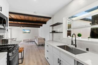 Cozy, bright, and walk to Crown Point Park/Bay - 4