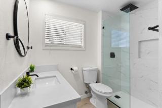 Cozy, bright, and walk to Crown Point Park/Bay - 3