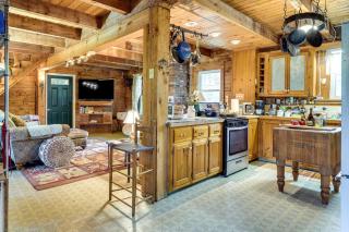 Cozy Adirondack Cabin Retreat in West Chazy! - - 0
