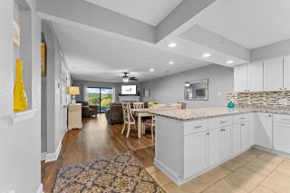 Swanky Sanctuary condo - 9