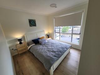 Luxury 5 Bedrooms Schofields Home + Back yard - 6