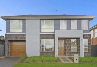 Luxury 5 Bedrooms Schofields Home + Back yard - 5