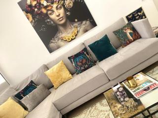 Barcelona Chic Apartments- Free PARKING - 10 min from BCN city centre by metro - 0