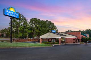 Days Inn & Suites by Wyndham Rocky Mount Golden East - 0