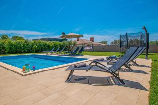 Villa Enjoy mit privatem Pool, by Istrabook - Pula - 1