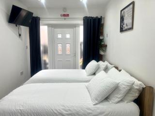 Great Studio near Luton Airport - SUPER HOST 3 YEARS RUNNING! - 0