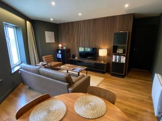 Luxury 2 Bedroom Apartment w/ Free Parking - 0