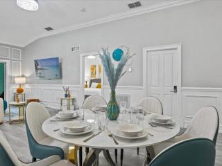 Luxurious , Elegant Home with 2 Master Suites and Swimming Pool - 6