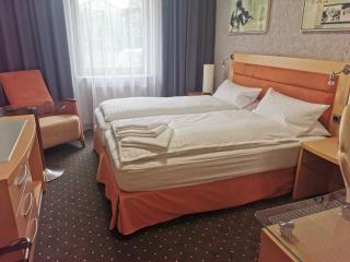 Alter Hof - - 6