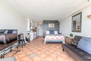 HBR Direct Oceanfront Condo, Daytona Beach, sleeps 4 - Daytona Beach - 3