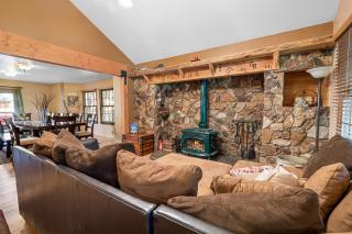 Starlight Summit - Walk to Slopes - Luxury cabin with game room, hot tub, and pool table - 4