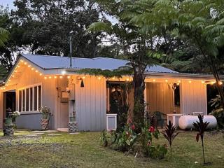 Romantic Retreat, Relax at Hot-tub, Indoor & Outdoor shower, firepit, 5 min to Hawaii Volcano park - Volcano - 3