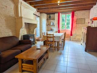 Maison de charme en pierres, avec terrasse, jardin, vélos, poêle à bois et borne de recharge électrique - FR-1-653-79 - Asnières-sur-Nouère - 1