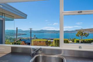 Birngana stylish spacious with stunning views - Sandy Bay - 9