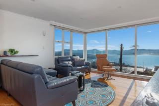 Birngana stylish spacious with stunning views - Sandy Bay - 1