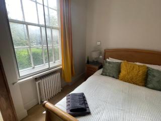 Luxurious 2-Bedroom Flat in Birmingham - 6