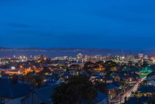 City Lights Spacious walk to restaurant strip - 6