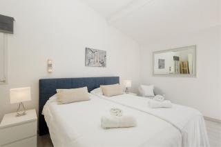 6 bedroom villa, with heated pool and sea views, next to the beach of Costabella - Marbella - 2