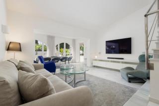 6 bedroom villa, with heated pool and sea views, next to the beach of Costabella - Marbella - 7