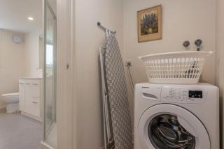 Sir Tom inner city living with off street parking - 1