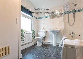 Newly Refurbished 3 Bedroom House (Preston) - Preston - 1