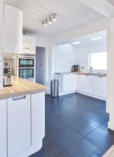 Sunny Days: Beautiful Spacious 4 bed house - Torquay - 3