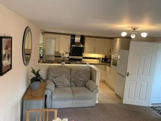 Self Contained - Own Entrance - Buckinghamshire - 0