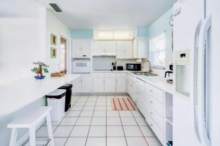Cozy 60's home, city & canal located - Cape Coral - 5