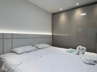 Luxuoso apto 2 quartos na Av do Batel- Academia, Piscina aquecida e Churrasqueira - 4