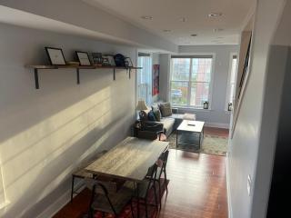 Sun-filled Capitol Hill home w/ parking & roofdeck - Washington, D.C. - 8