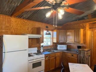 Hickory Ridge Hideaway Cabin - Romantic, Peaceful - Llano - 4