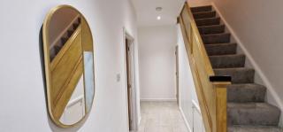 SHM Stays Leicester. Newly Renovated!! 15 min drive from City Centre, University. 9 min Drive to Leicester City Stadium, 5 min drive to M1 & M69. 2 min walk to bus stop. - 9