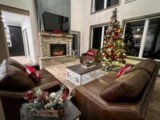 Luxury Lakefront Lodge 3 - FREE HUGE Pool/Hot Tub - FREE MINI GOLF - Kimberling City - 0