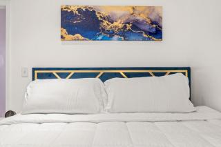 Charming Home In Heart of City With King Size Bed! - 4