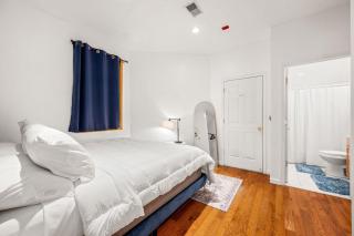 Charming Home In Heart of City With King Size Bed! - 3