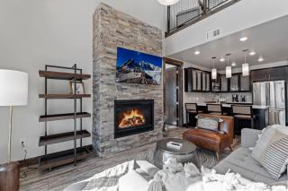 Blackstone luxury 3BR on golf course, outdoor swimming pool and clubhouse, walk to hiking trails - Park City - 8