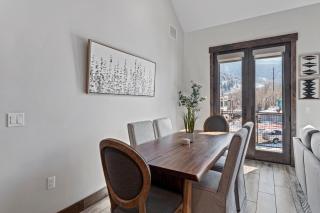 Blackstone luxury 3BR on golf course, outdoor swimming pool and clubhouse, walk to hiking trails - 6