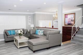 New Disney Huntington Knott's Home for 20 people - Midway City - 0